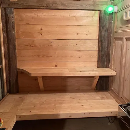 In Schoener Atelierwohnung Mit Garten Und Werkstattsauna דירה